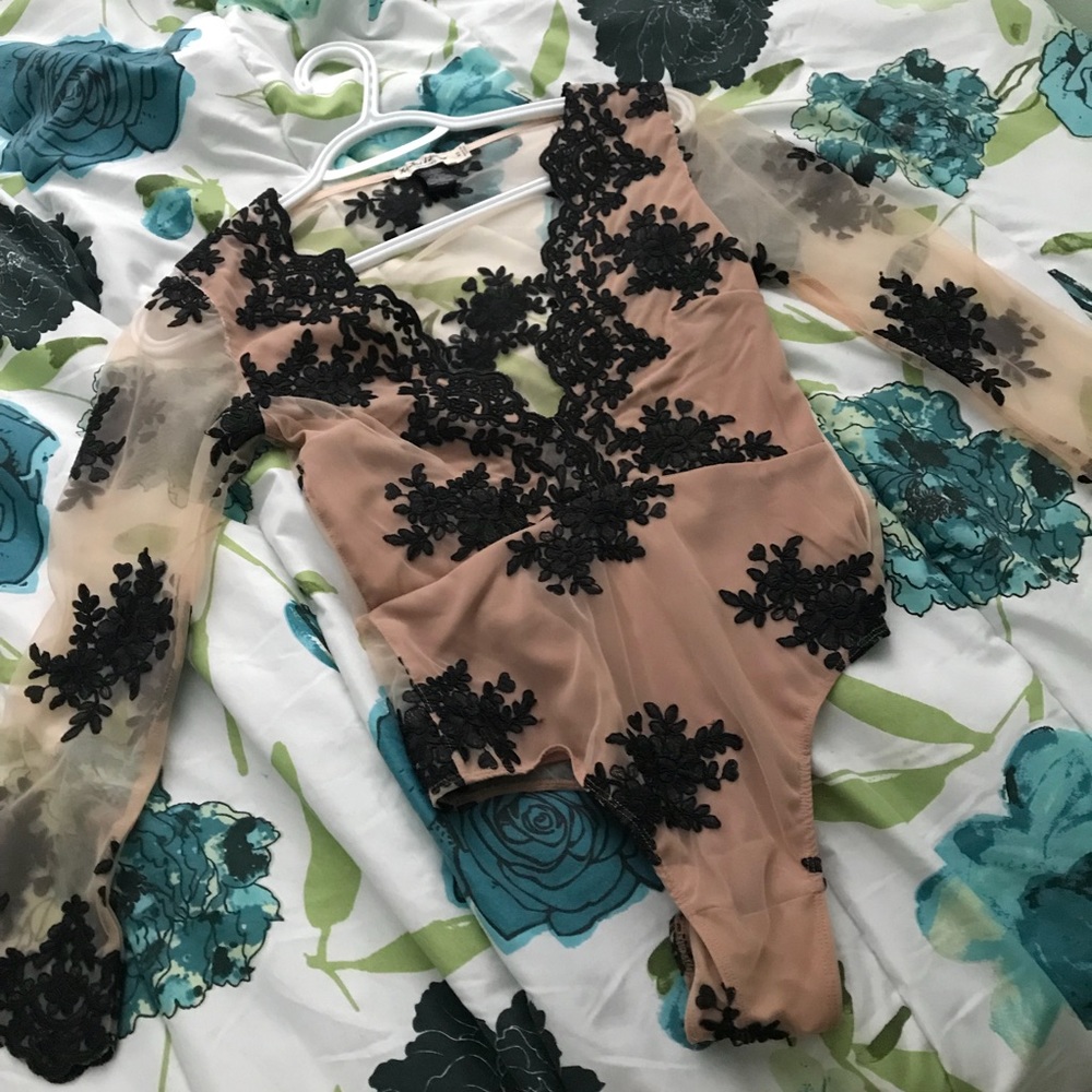 Amber scallop edge bodysuit in noir